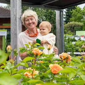 Elsbeth Meier mit Enkelin Mathilda Alice, der Namensgeberin der Rose.