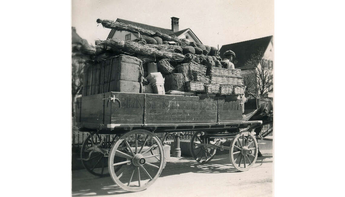 1928, die gepackte Ware wurde mit Pferd und Wagen zur Post und Bahn gefahren